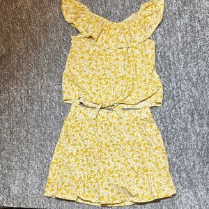 EUC Between Yellow ditsy Floral Off-Shoulder ruffle top & skort set 10